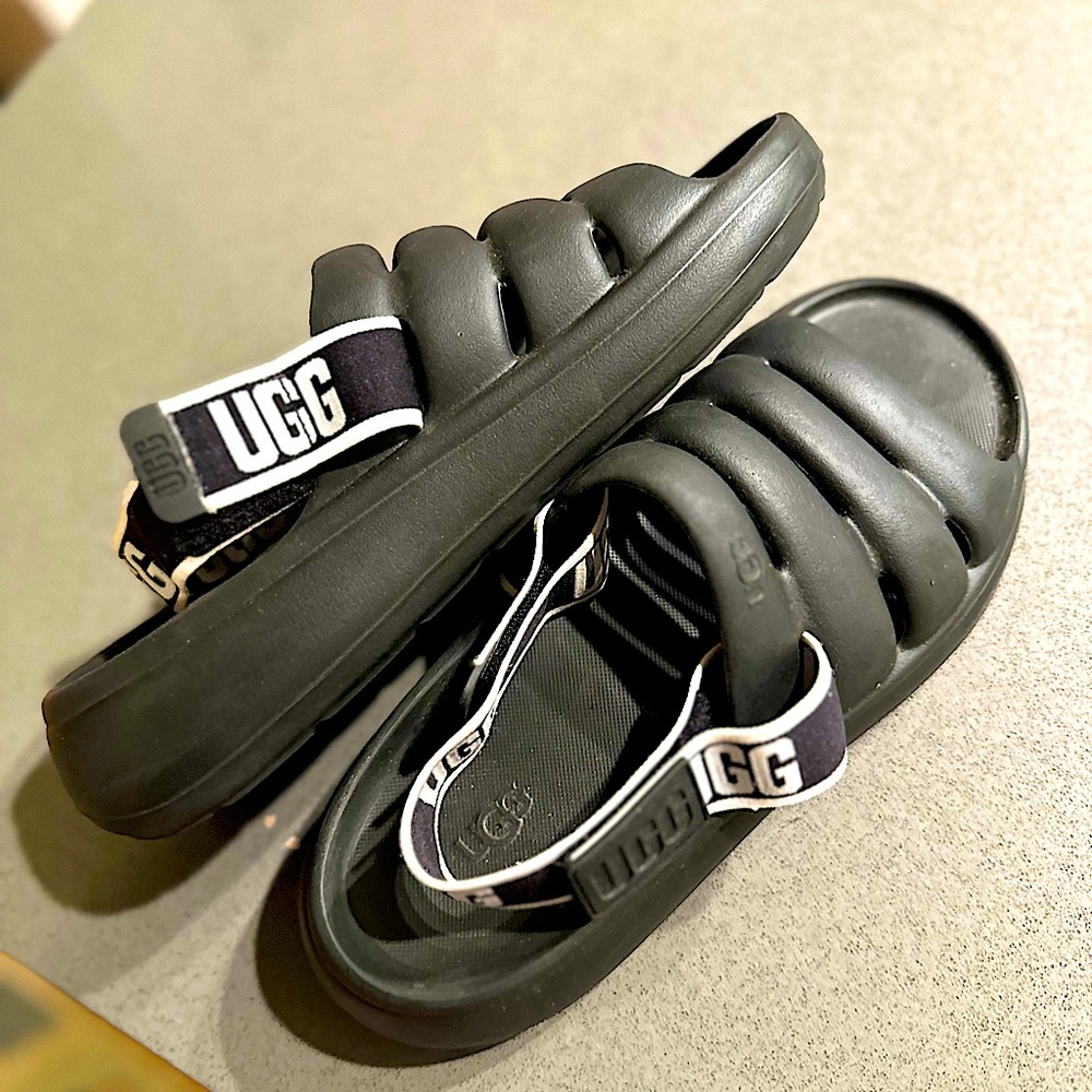Gently Used Sandal Uggs